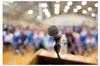 Microfoon in een volle zaal