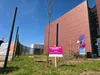 De start van de bouw werd gevierd met het planten van een boom